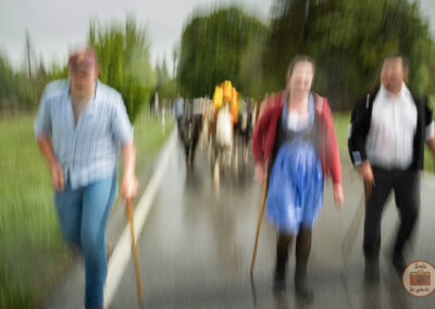 Flou artistique de 3 agriculteurs devant des vaches en Suisse