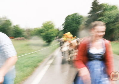 Flou artistique d'une agricultrice devant des vaches en Suisse